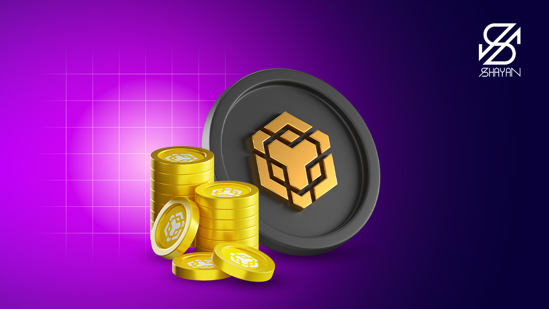 ستونی از سکه‌های طلایی رنگ که روی آن‌ها لوگوی بایننس کوین حک شده است به همراه لوگوی این کوین در پس زمینه در اندازه بزرگ 