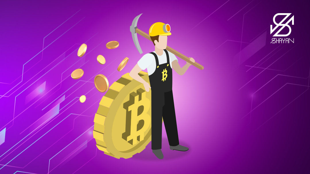 تصویر طراحی شده فردی با یک لباس کار به تن و یک کلنگ روی دوش در حالی که به یک سکه بیت کوین بزرگ تکیه داده است 