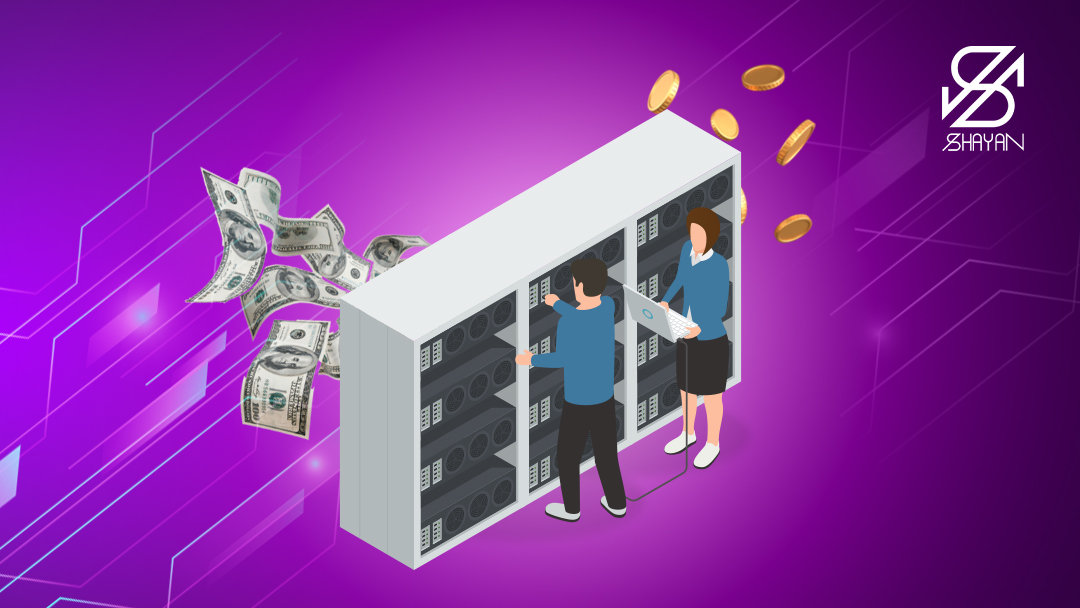 تصویر طراحی شده دو آدمک در حال کار با قفسه دستگاه‌های ماینر در حالی که این دستگاه‌ها به اسکناس‌های دلار تبدیل می‌شوند و سکه‌های طلا در پس زمینه 