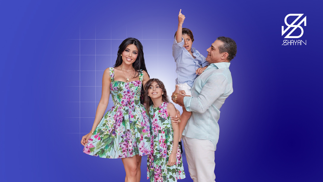 تصویر طراحی شده مانی خوشبین به همراه همسر و فرزندانش 