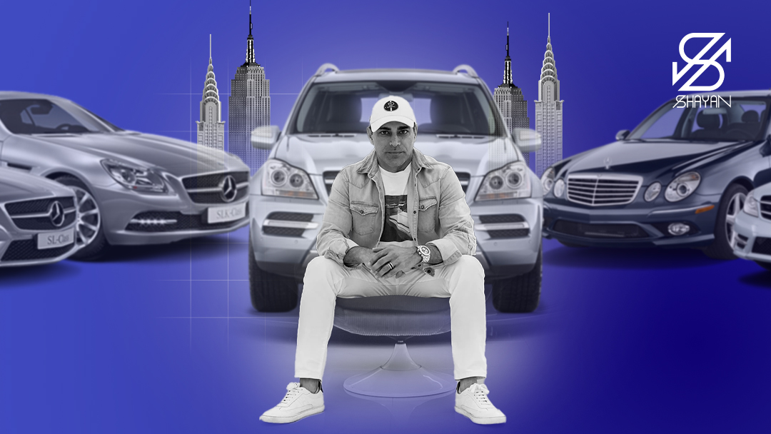 تصویر طراحی شده مانی خوشبین در حالی که ماشین‌های لوکس و برج‌ها در پس زمینه قرار دارند 