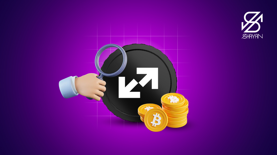 تصویر طراحی شده دستی که روی لوگوی صرافی صرافکس برای شناسایی بیشتر ذره بین گرفته است به همراه سکه‌های بیت کوین 