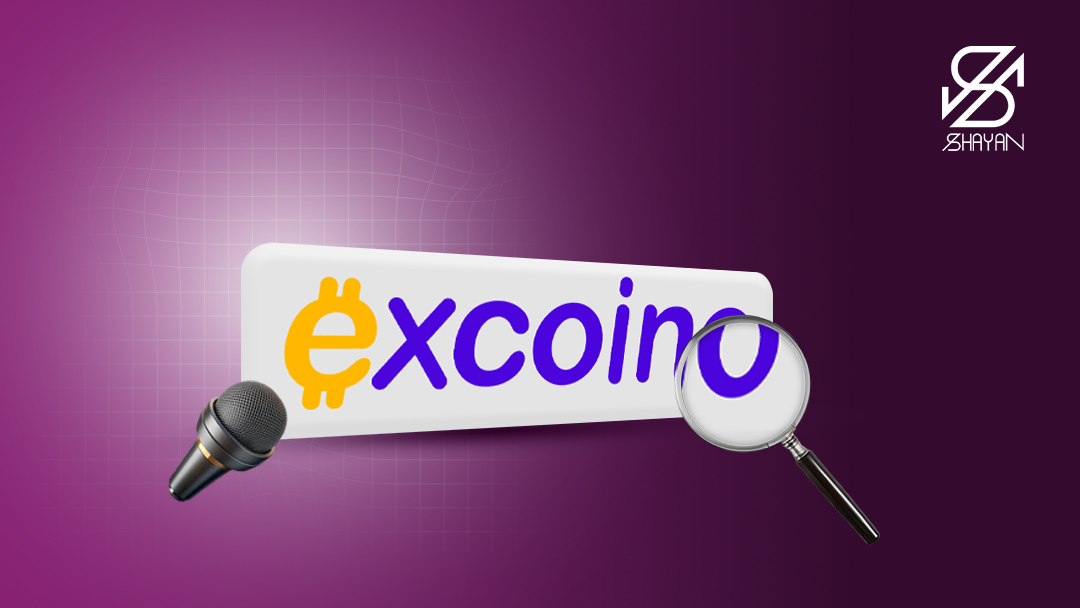 لوگوی صرافی اکسکوینو به همراه یک ذره بین برای شناسایی بیشتر و یک میکروفون برای معرفی در کنار آن