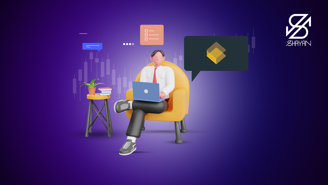 تصویر طراحی شده آدمکی که روی کاناپه نشسته و لپتاپ روی پای خود دارد ودر حال توضیح نقد و بررسی صرافی صراف است به همراه لوگوی این صرافی 