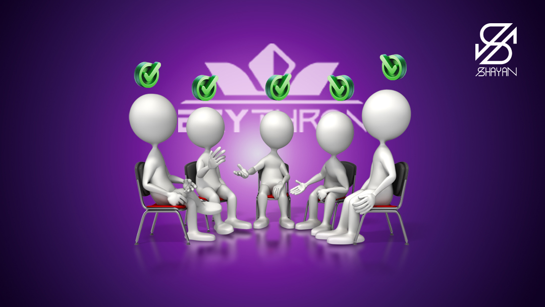 تصویر طراحی شده آدمک‌هایی که دور یک میز جمع شده‌اند و گویی تیم توسعه دهنده صرافی اریترون هستند و هر کدام یک تیک سبز رنگ بالای سر خود دارند 