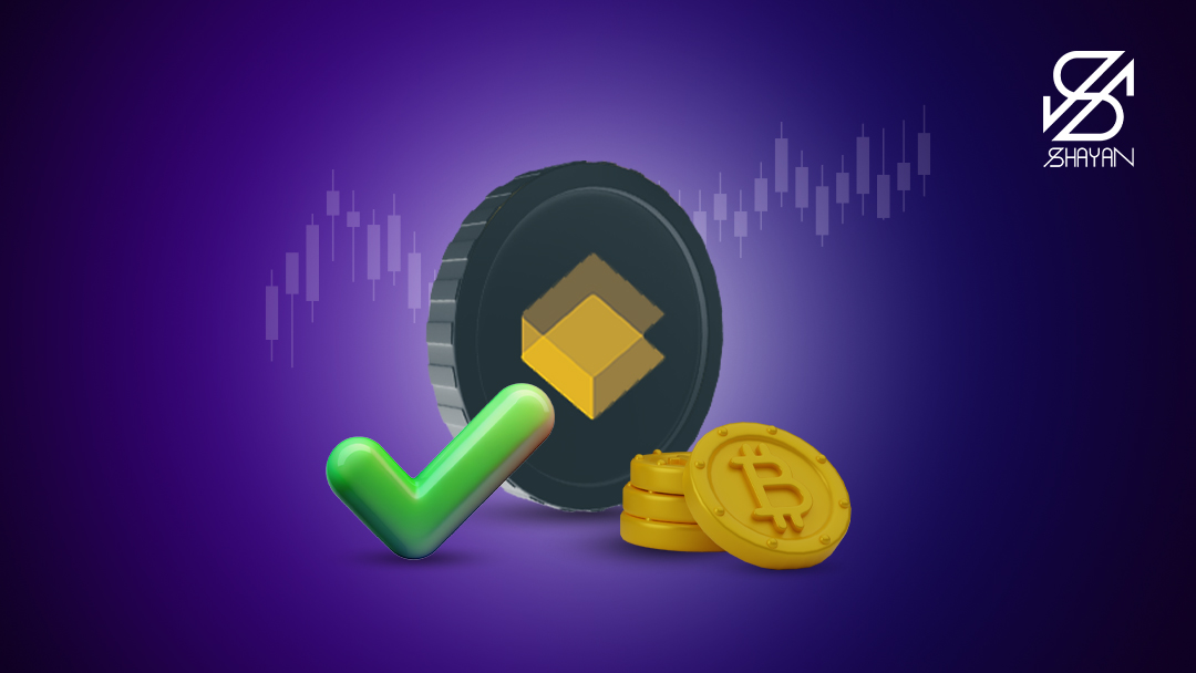 لوگوی صرافی صراف به همراه تیک سبز رنگ تایید اعتبار روی آن و سکه‌های بیت کوین در کنارش 