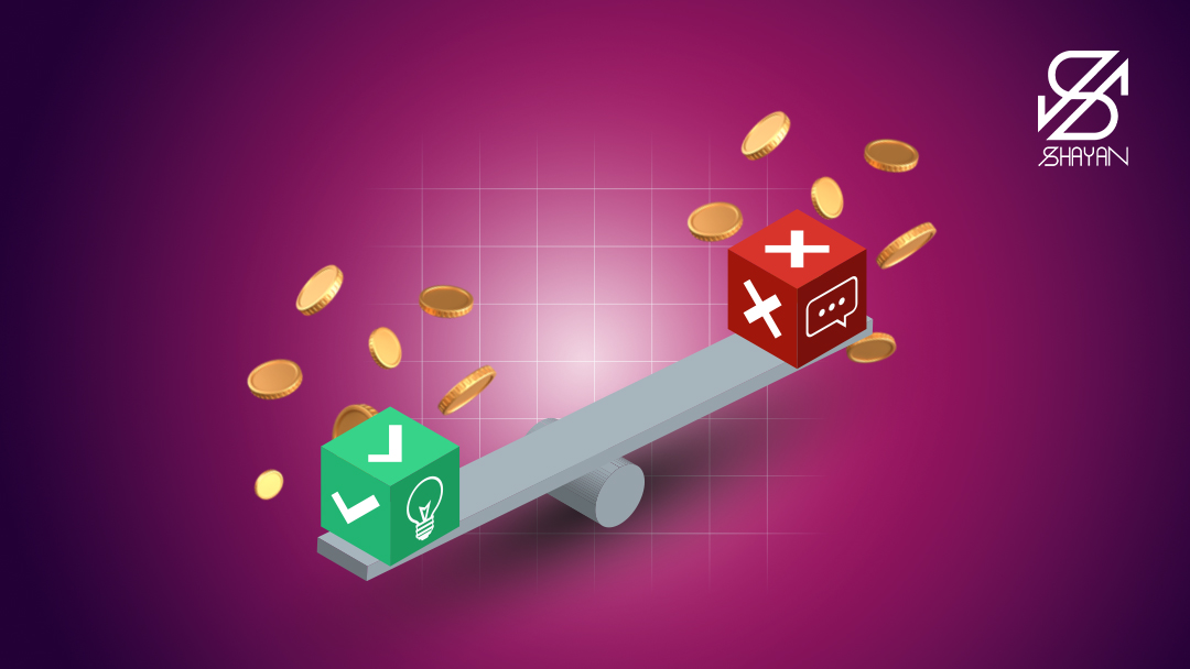 تصویر طراحی شده یک ترازو که در یک سمت آن جعبهای قرمز رنگ با یک ضربدر و در سمت دیگرش جعبهای سبز رنگ با یک تیک قرار دارد به همراه سکههای ارز دیجیتال در اطرافش