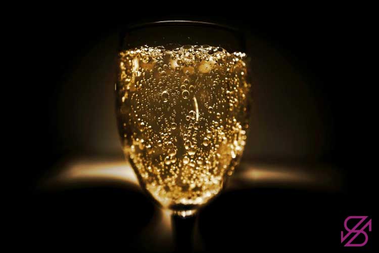 تصویر مقداری طلای آب شده زیر نور 