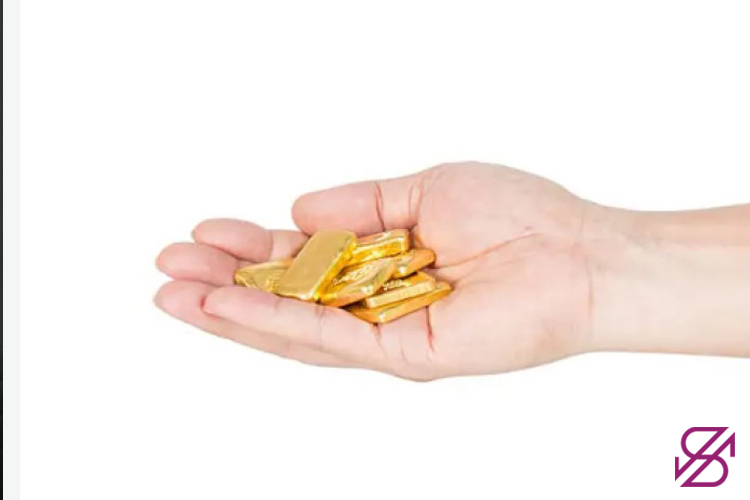 تصویر دستی که قداری شمش طلا را در اختیار دارد 