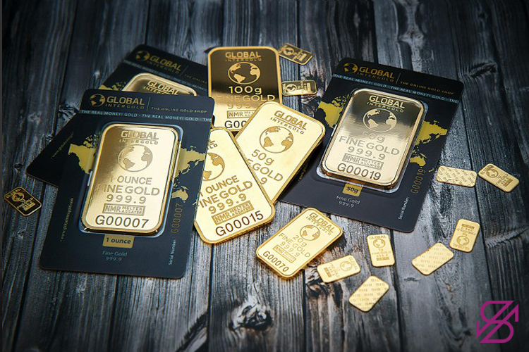 تصویر تعدادی شمش‌های طلای آب شده در کنار یکدیگر در اندازه‌ها و گرم‌های متفاوت 