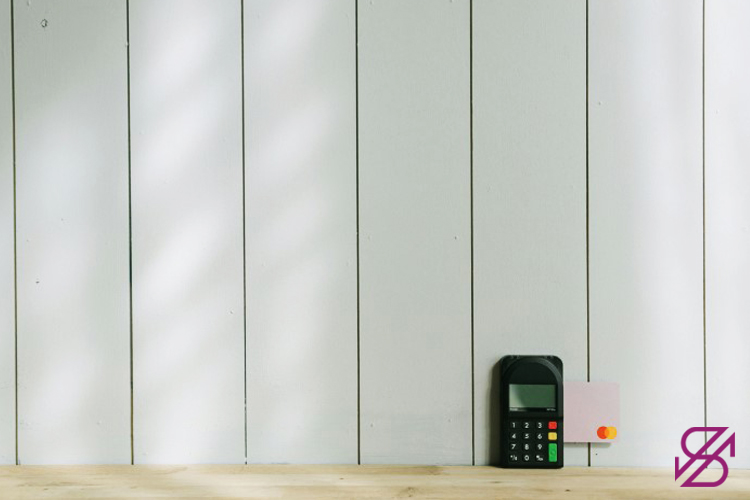 تصویر ماشین حساب تکیه داده به دیواری در پس زمینه با نور خورشید روی آن 