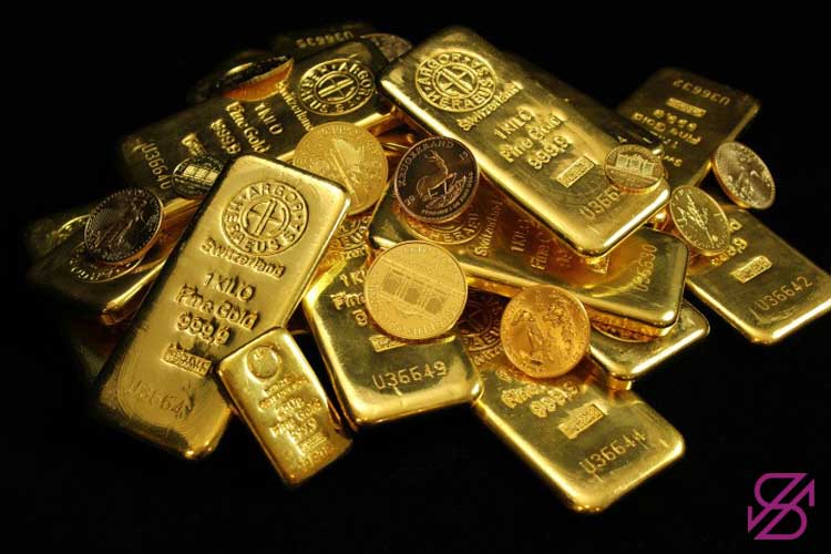 تصویر چند شمش طلای آب شده و سکه‌های طلا در کنار یکدیگر در ابعاد و گرم‌های متفاوت 